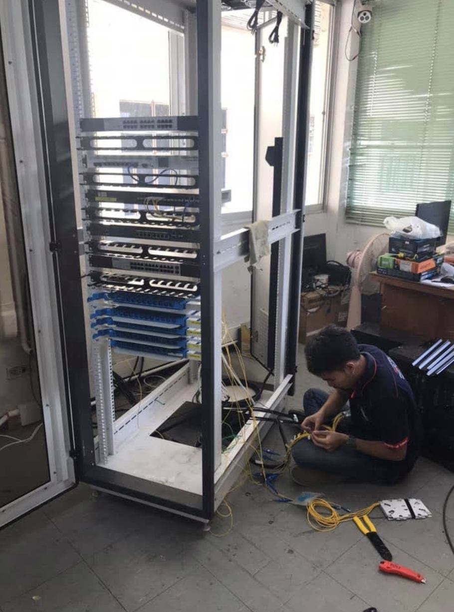 ติดตั้งและจัดระเบียบตู้ Network Rack — ภาพผลงานที่ 1